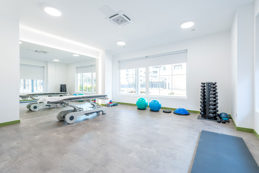 Sala de rehabilitación con material para ejercitar el cuerpo de Axione Fisioterapia